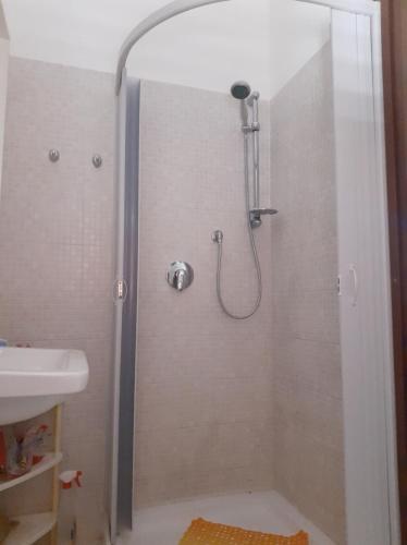 eine Dusche im Bad mit Waschbecken in der Unterkunft La casa di Lina in Milena