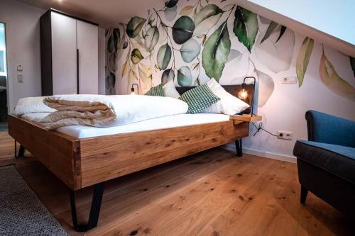 um quarto com uma cama de madeira e uma parede frondosa em Neue Fewo mit Schlossblick - Urlaub im Wein- und Ferienort Bekond em Bekond