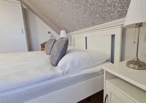 Una cama o camas en una habitación de Lugas Apartman