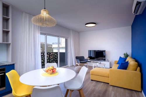 Modern, 2 bedroom apartment