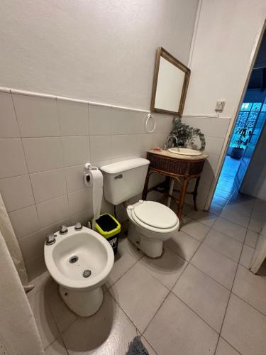 uma casa de banho com um WC e um lavatório em A CAZON QUITADO em Saladillo