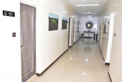 un couloir d'un hôpital avec un couloir dans l'établissement Claire de lune, à Nouakchott