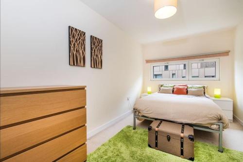 Ένα ή περισσότερα κρεβάτια σε δωμάτιο στο Chic Chelsea Stylish 1-Bedroom