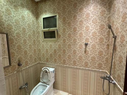 un bagno con wc e finestra di شقة فاخرة غرفتين وصالة النرجس ١٥ a Riyad
