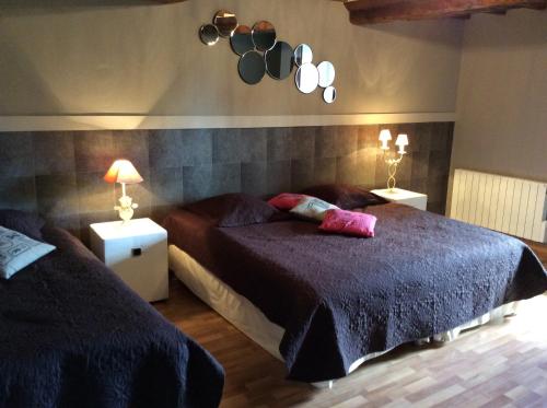 1 dormitorio con 2 camas y 2 mesitas de noche en Gîte De L'Etot Fossey en Marchésieux