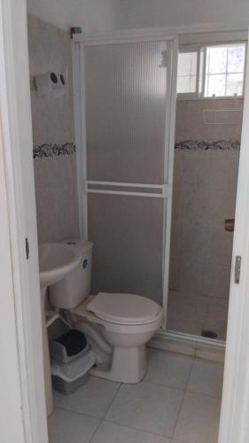ein Badezimmer mit Toilette und Dusche in der Unterkunft HOSTAL CARACOLI - HUECO in Valledupar