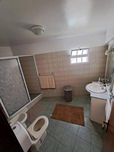 łazienka z toaletą i umywalką w obiekcie Betty House. w mieście Santa Cruz