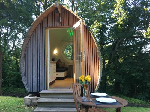 Habitación pequeña de madera con mesa y sidx sidx sidx de mesa en birdbox@glanrhyd, en Pontardawe