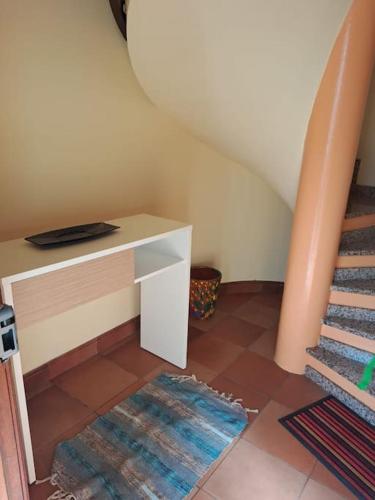 Cette chambre dispose d'un escalier, d'une table et d'un tapis. dans l'établissement Betty House., à Santa Cruz