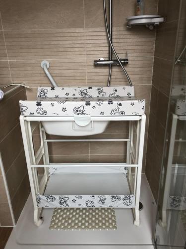 een badkamer met een witte wastafel en een douche bij SUBLIME APPARTEMENT in Provins
