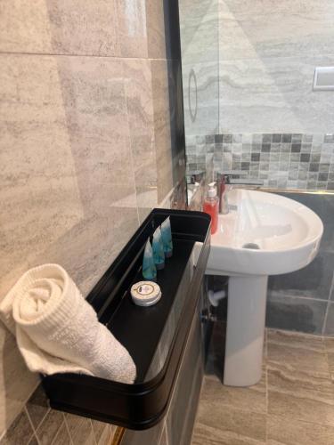 a bathroom with a shower and a sink and a tub at استديو حي النزهه in Jeddah