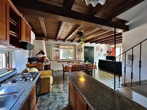 een keuken en een woonkamer met een tafel bij La Bomboniera in Bari Sardo