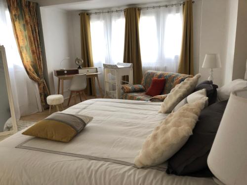 een slaapkamer met een groot bed en een bank bij SUBLIME APPARTEMENT in Provins