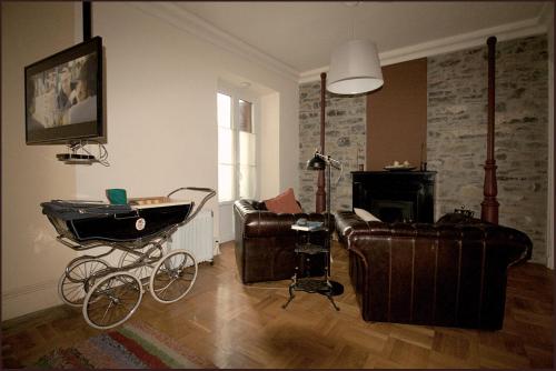 a living room with a baby carriage and a couch at Tolosa un mundo de sensaciones in Tolosa