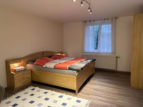 1 dormitorio con 1 cama grande y ventana en Ferienwohnung am Labyrinth, en Semriach