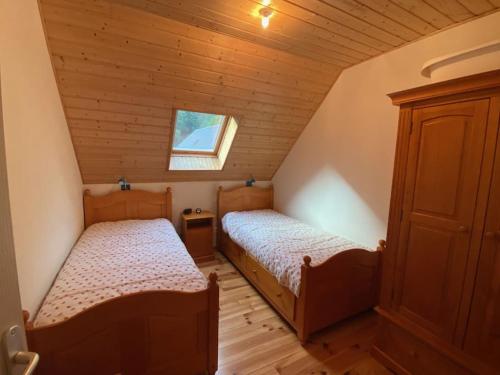 une petite chambre avec deux lits dans une cabine dans l'établissement Chalet accueillant tout confort, à Aragnouet