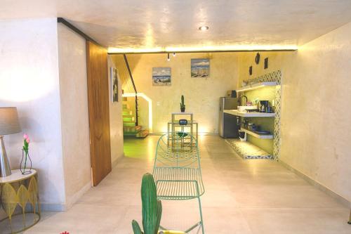 a room with chairs and a table and a refrigerator at Departamento Dakota in Chetumal