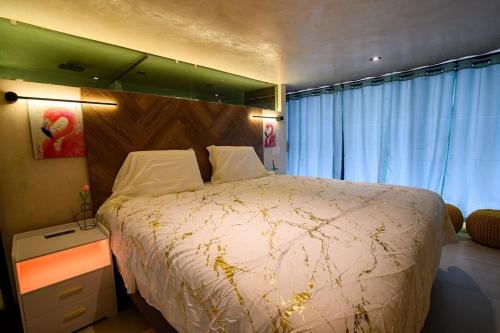 a bedroom with a large bed and a window at Departamento Dakota in Chetumal