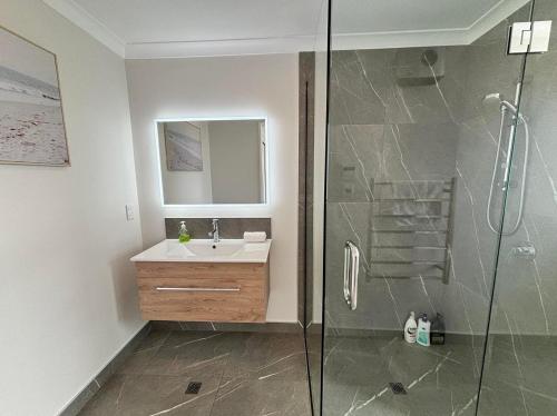 W łazience znajduje się umywalka i przeszklony prysznic. w obiekcie Whiti Te Ra 1 Bed w mieście Lake Tekapo