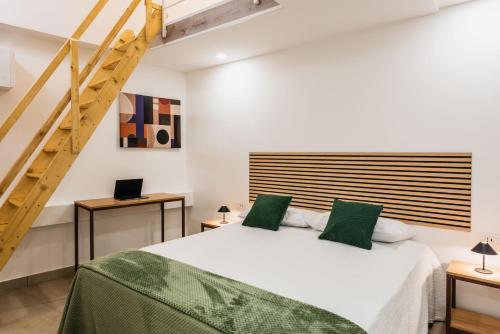 - une chambre avec un lit blanc et des oreillers verts dans l'établissement Case Varanni Etna Experience, à Viagrande