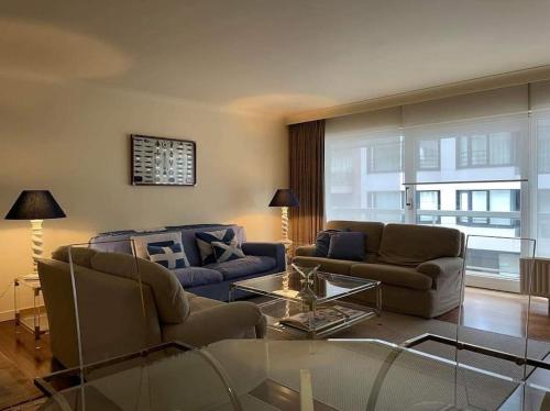 Ein Sitzbereich in der Unterkunft Mooi appartement met zijdelings zeezicht, op 100 meter van strand