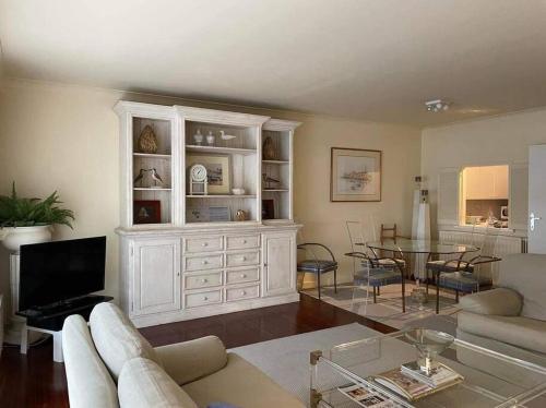 Ein Sitzbereich in der Unterkunft Mooi appartement met zijdelings zeezicht, op 100 meter van strand