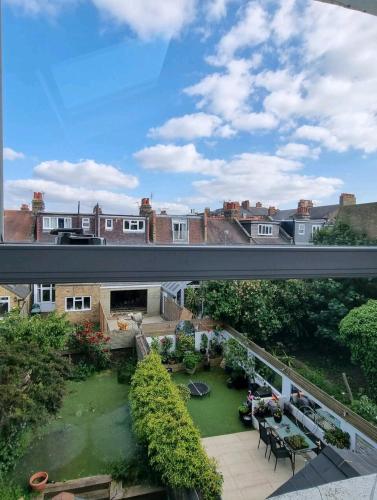 ロンドンにあるMinka's Art Nestの家のバルコニーから庭園の景色を望めます。