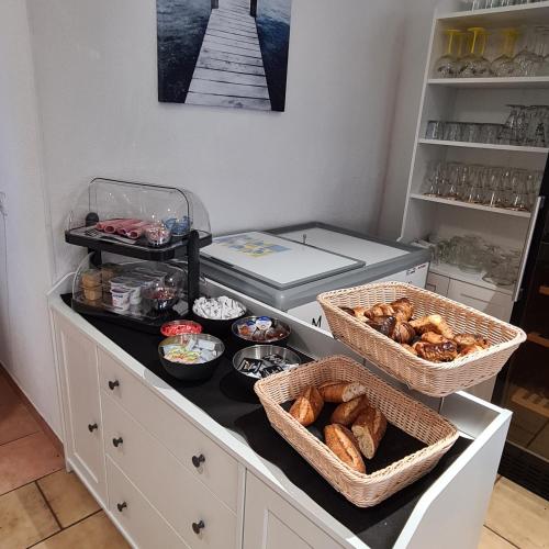 Galeriebild der Unterkunft LE CENTRAL HOTEL BAR RESTAURANT in Balaruc-les-Bains