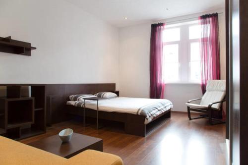 Llit o llits en una habitació de Romantic Central Flat