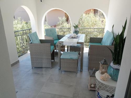 patio con mesa y sillas en el balcón en Casa Antonella, a pochi passi dalla spiaggia con stradello privato, en Solanas