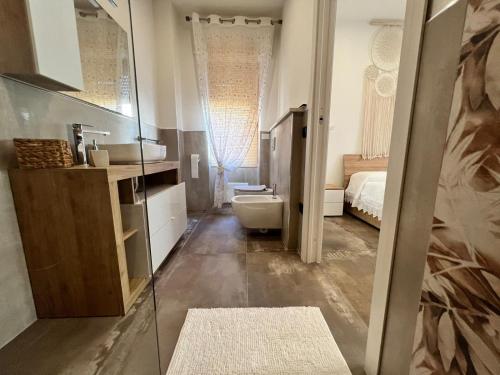 ein Bad mit einem Waschbecken und einem WC in einem Zimmer in der Unterkunft B&B Hakuna Matata in Alghero