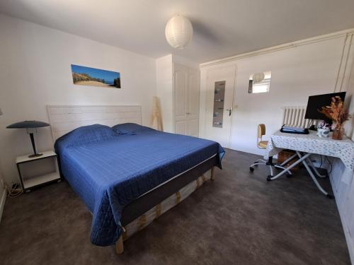 une chambre avec un lit et un bureau avec un ordinateur dans l'établissement Villa Blanche spacieuse pour 8 (modulable), avec mer, piscine, balades à vélo, à La Tremblade