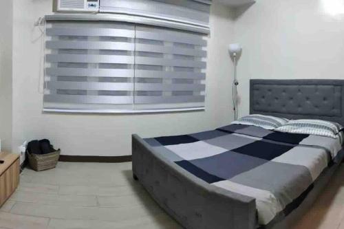 um quarto com uma cama grande e uma janela em High speed internet - Cozy 1BR fully Furnished em Manila
