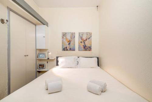 Un dormitorio con una cama blanca con dos almohadas blancas. en Montebella at Portuguese Riviera ESTORIL, en Estoril