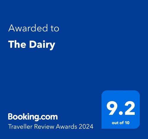 eine blaue Karte mit dem Text, der den Preisen für die tägliche Reisebewertung verliehen wird in der Unterkunft The Dairy in Pershore