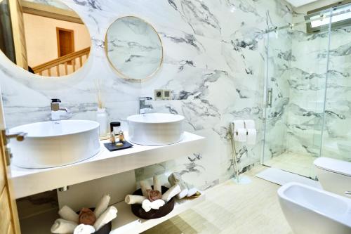 a bathroom with a sink and a mirror at *Villa de luxe à Marrakech, vue sur les montagnes* in Marrakech