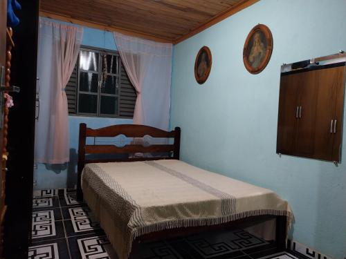 Habitación pequeña con cama y ventana en Hospedagem Manacás, en Alagoa