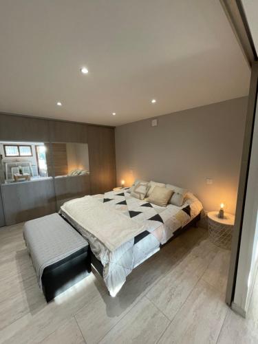 - une grande chambre avec un grand lit et une fenêtre dans l'établissement Appartement calme au jardin de Cesar, à Fréjus