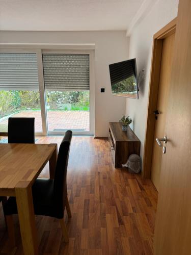 a dining room with a table and chairs and a window at Schöne EG Wohnung mit TV, Wlan und Küche - Maria in Werne an der Lippe
