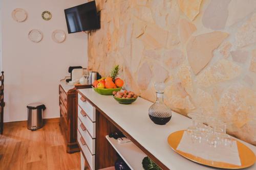 a kitchen with two bowls of fruit on a counter at Casa de Campo da Quinta da Pegada in Óbidos