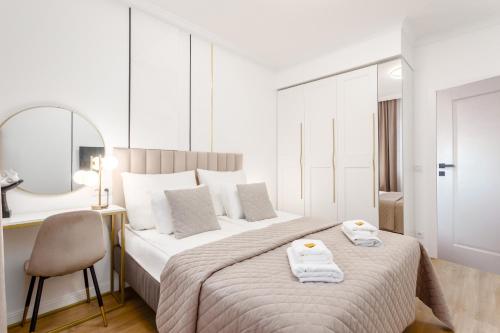 sypialnia z łóżkiem z dwoma ręcznikami w obiekcie Warsaw View Prestige Apartment w Warszawie