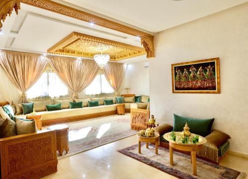 a living room with a couch and a table at *Villa de luxe à Marrakech, vue sur les montagnes* in Marrakech