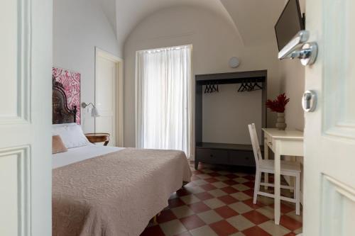 1 dormitorio con cama, escritorio y ordenador en Viva Catania, en Catania