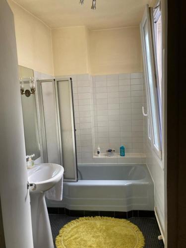 une salle de bain avec une baignoire, un lavabo et des toilettes dans l'établissement Arc de Triomphe - Champs Elysées - Super emplacement - 5è étage - balcon - 60 m2, à Paris