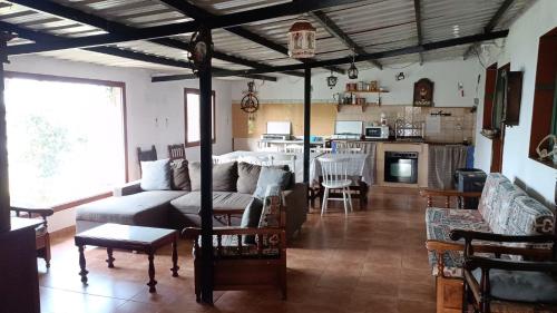 uma sala de estar com um sofá e uma mesa em Finca el Lomo em Las Palmas de Gran Canárias