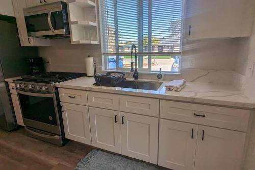 uma cozinha com um lavatório e um fogão em 1BR ADU Retreat in Fresno em Fresno