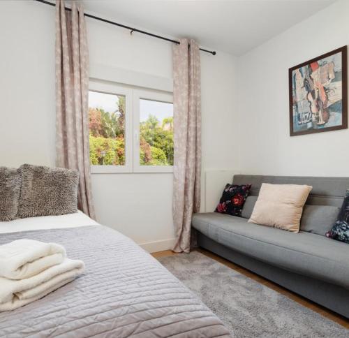 Penthouse - Sleeps 7 - Pool - Parking - Golf Club