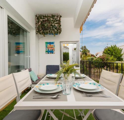 Penthouse - Sleeps 7 - Pool - Parking - Golf Club