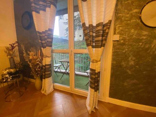 Zimmer mit einem Fenster und Blick auf einen Innenhof in der Unterkunft Appartement spacieux et calme in La Mulatière