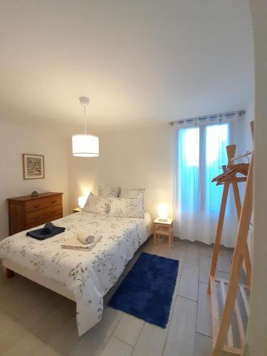 - une chambre avec un lit doté d'un tapis bleu dans l'établissement Joli gîte à Chéroy, à Chéroy